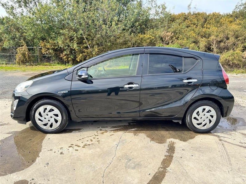 2016 Toyota Aqua Hybrid, photo 2