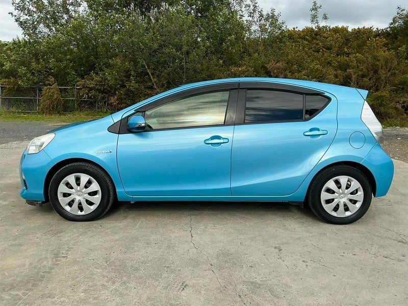 2013 Toyota Aqua Hybrid, photo 2