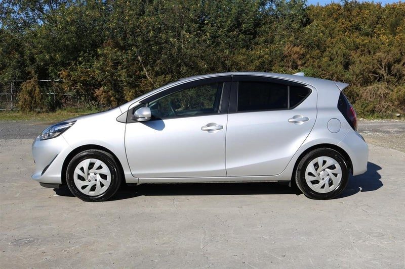 2021 Toyota Aqua Hybrid, photo 2