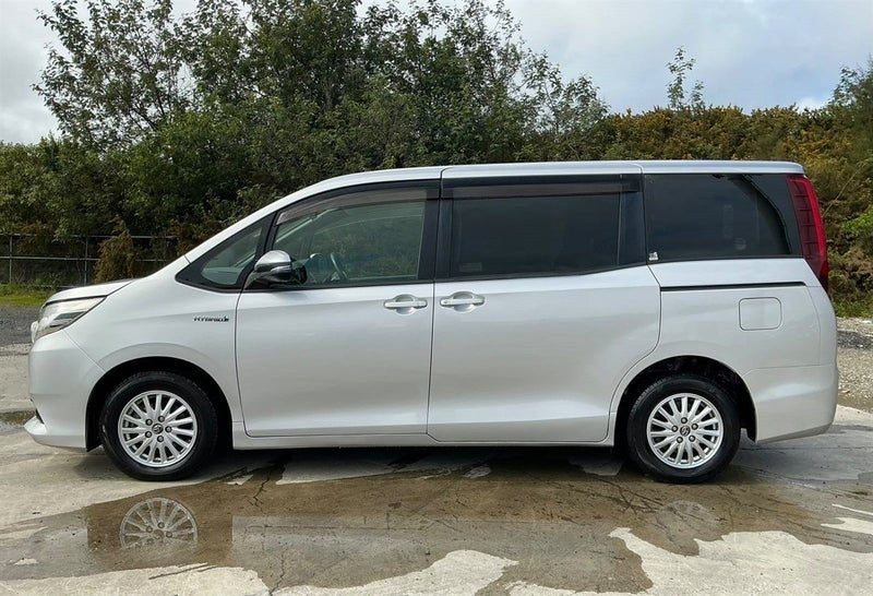 2014 Toyota Noah, photo 2