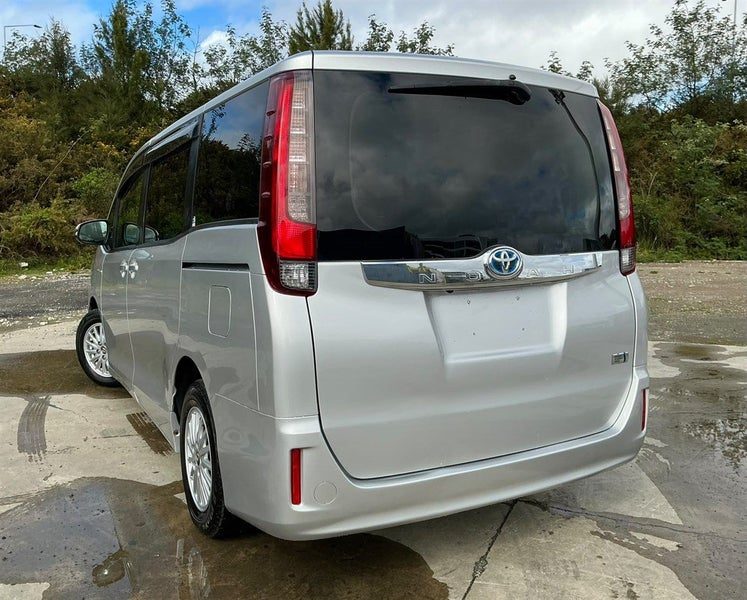 2014 Toyota Noah, photo 3