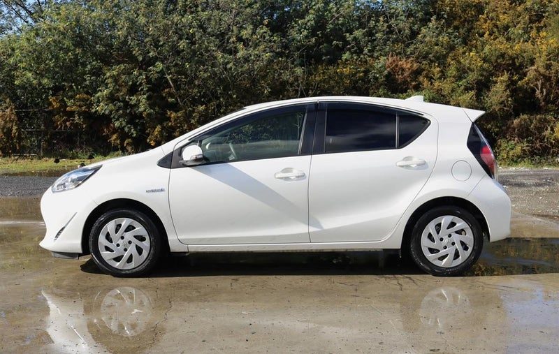 2019 Toyota Aqua Hybrid, photo 2