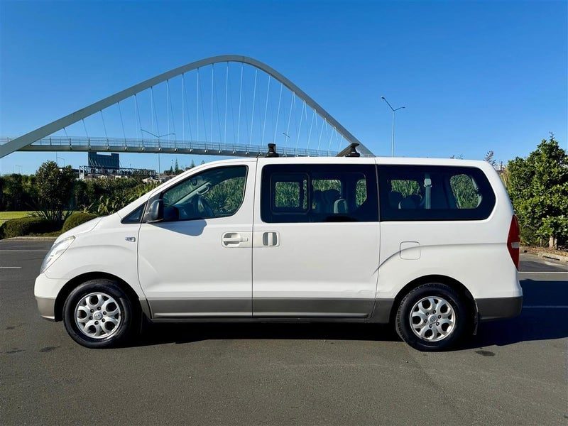 2013 Hyundai iMax 2.4L PETROL, 8 SEATER, NZ NEW., photo 2