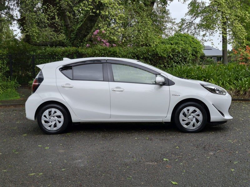 2020 Toyota Aqua S, photo 2