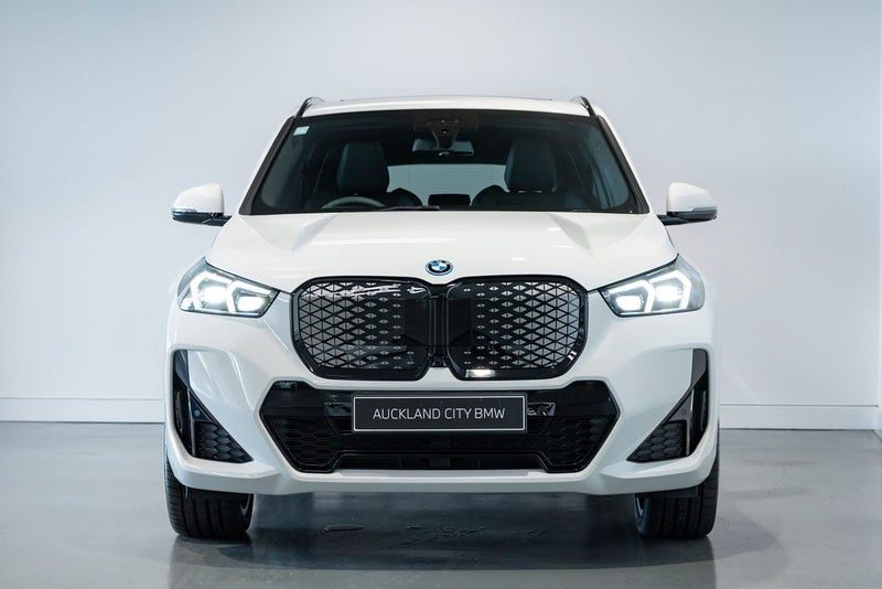 2026 BMW iX1 xDrive 30, photo 2