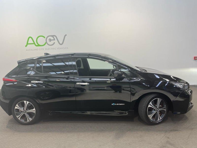 2022 Nissan Leaf X V Selection (40kWh), photo 2
