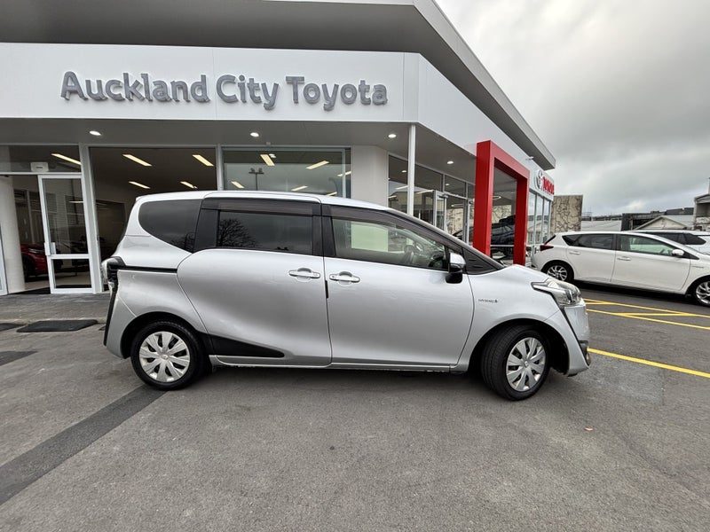 2015 Toyota Sienta Hybrid, photo 3