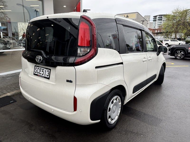 2023 Toyota Sienta 1.5 HYBRID, photo 3