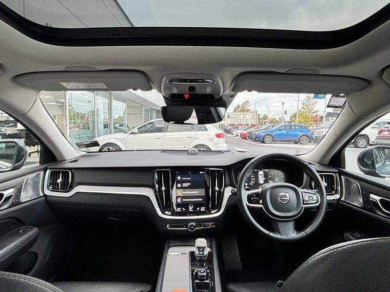 2022 Volvo S60 B5 AWD MILD HYBRID LUXURY SEDAN, photo 2