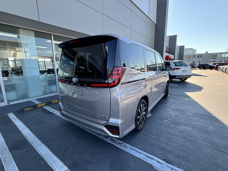 2023 Toyota Noah SZ 1.8 HYBRID LUXURY PEOPLE MOVER, photo 3