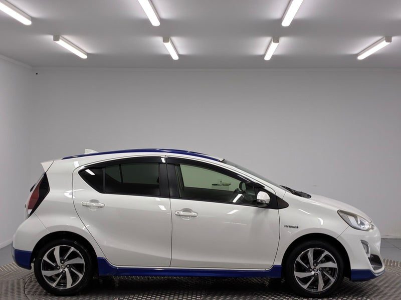 2015 Toyota Aqua 1.5 Hybrid X Urban, photo 2