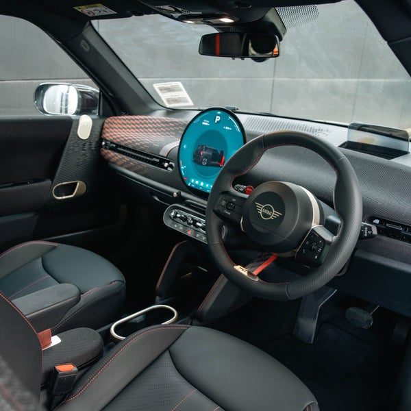 2025 MINI Electric Hatch SE JCW E Favoured, photo 3