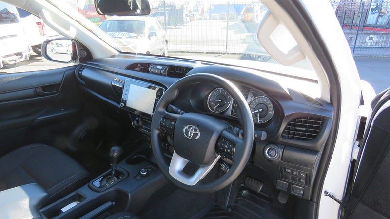2026 Toyota Hilux SR 4WD DC 2.8DMHT, photo 3
