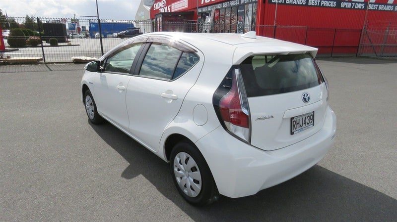 2017 Toyota Aqua, photo 2