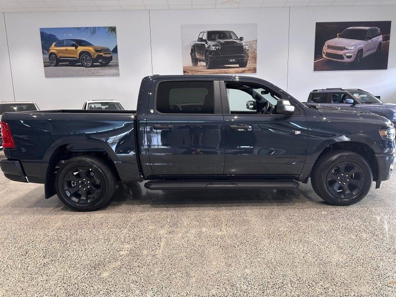 2026 Ram 1500 Express Bla, photo 2