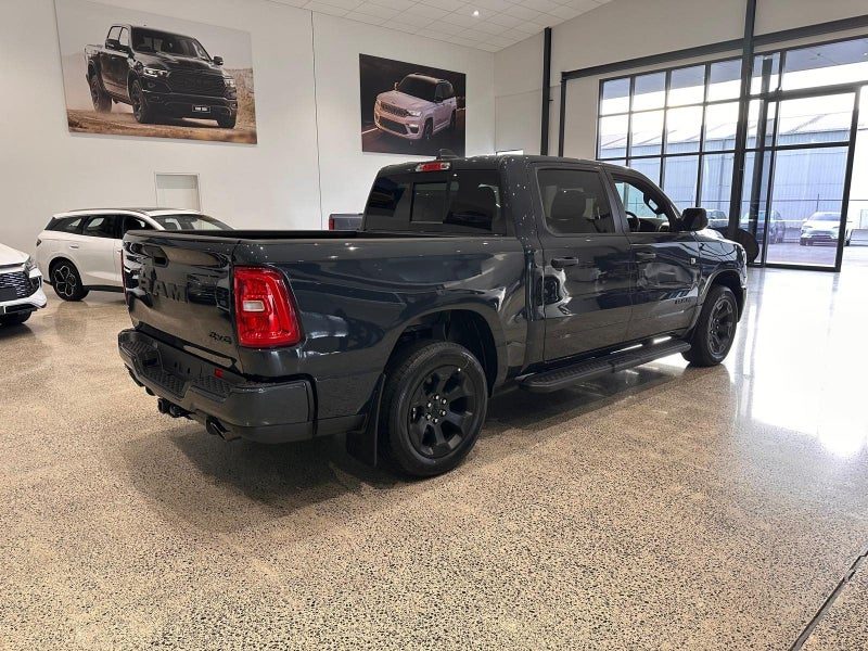 2026 Ram 1500 Express Bla, photo 3