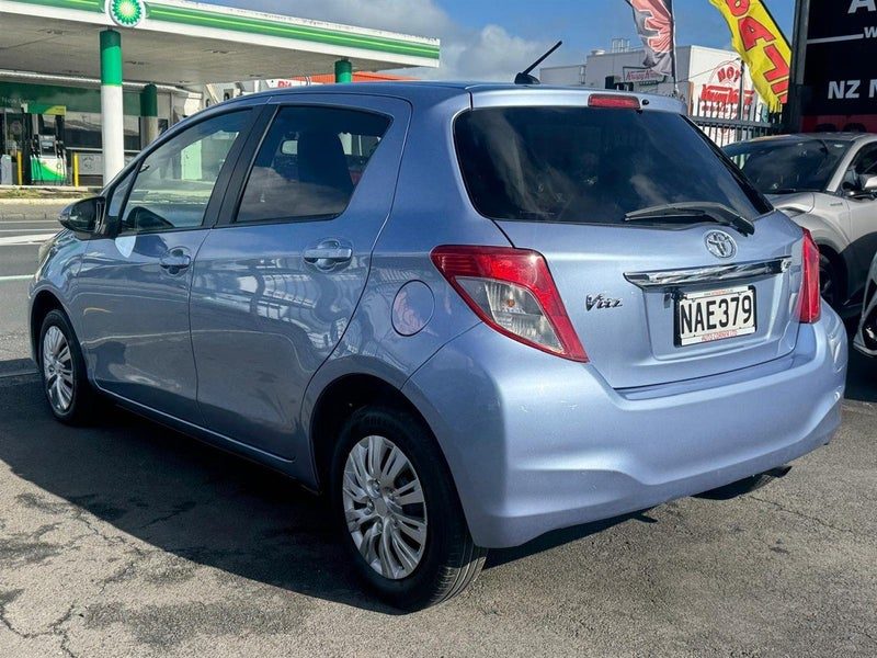 2011 Toyota Vitz, photo 2