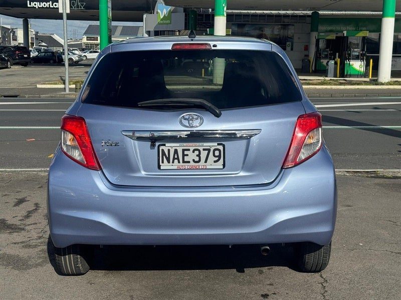 2011 Toyota Vitz, photo 3