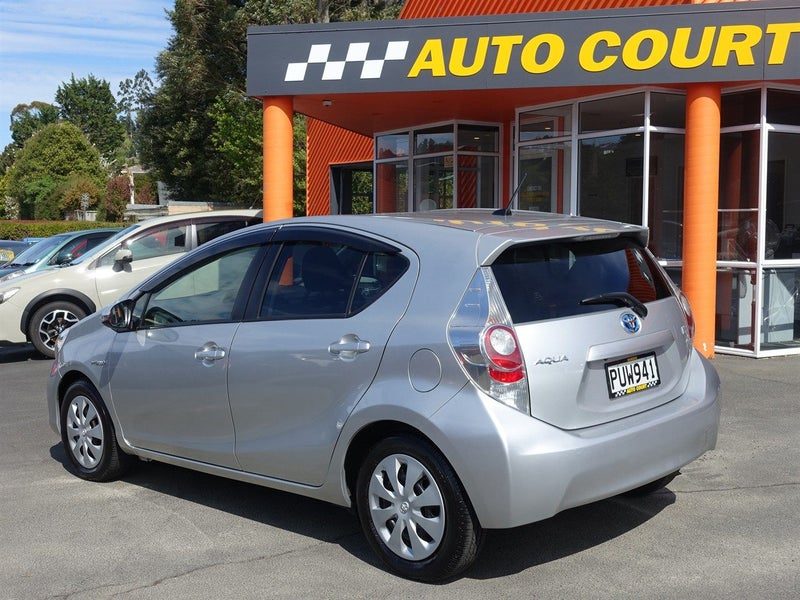 2013 Toyota Aqua S Hybrid, photo 2