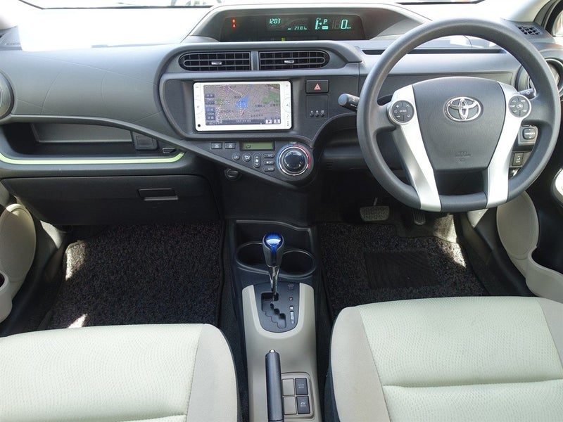 2013 Toyota Aqua S Hybrid, photo 3