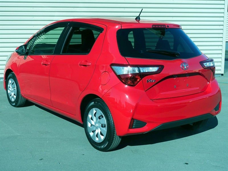 2017 Toyota Vitz F, photo 2