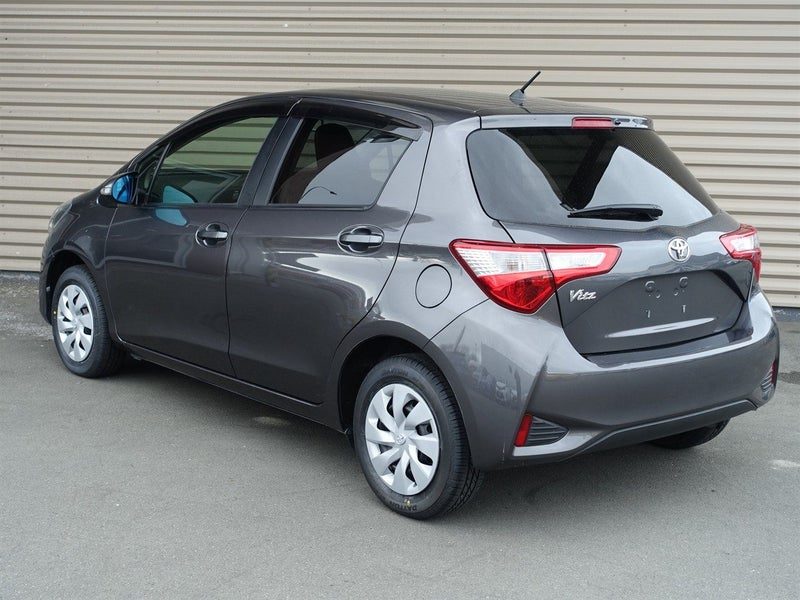 2017 Toyota Vitz F, photo 2
