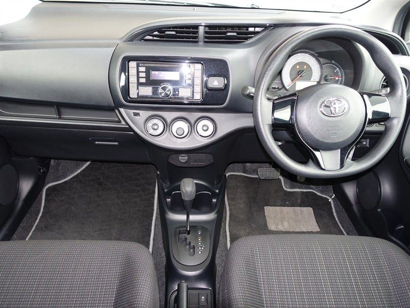 2017 Toyota Vitz F, photo 3