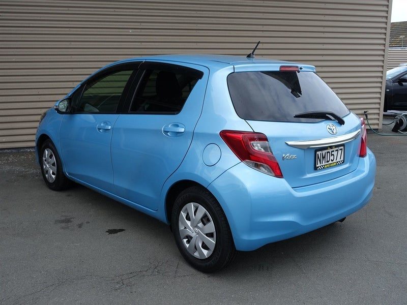2014 Toyota Vitz, photo 2