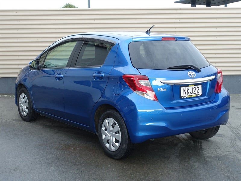 2015 Toyota Vitz, photo 2