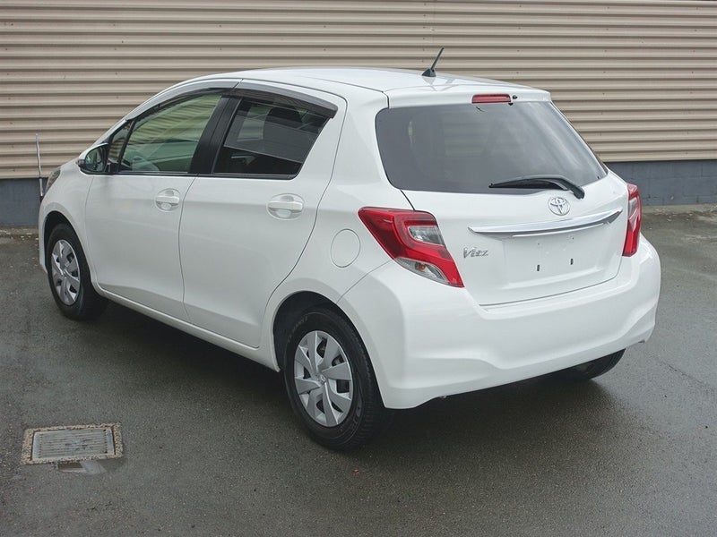 2015 Toyota Vitz F, photo 2