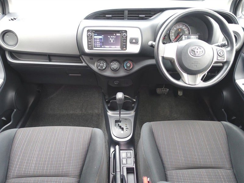 2015 Toyota Vitz F, photo 3