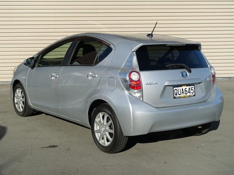 2013 Toyota Aqua S Hybrid, photo 2