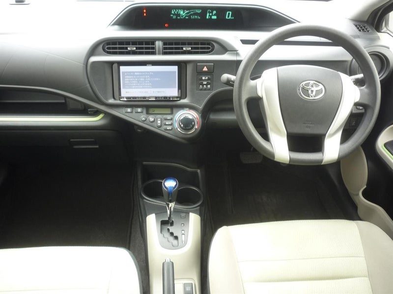 2013 Toyota Aqua S Hybrid, photo 3
