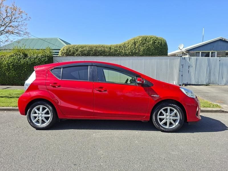 2013 Toyota Aqua G, photo 2