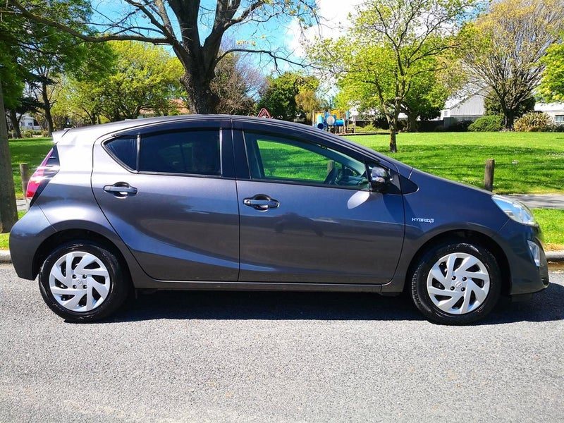 2016 Toyota Aqua G, photo 2