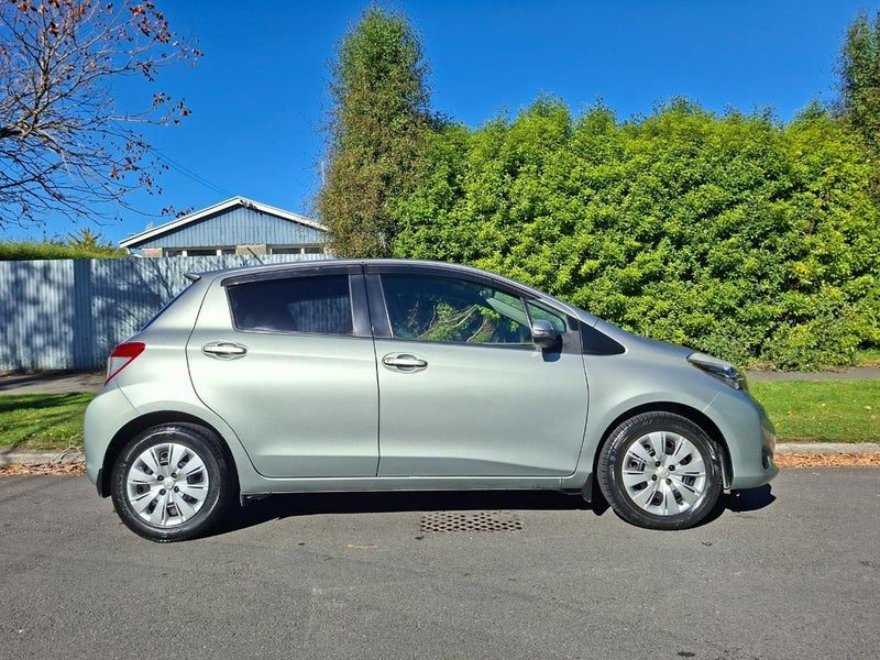 2012 Toyota Vitz Yaris HIGH SPEC, photo 2