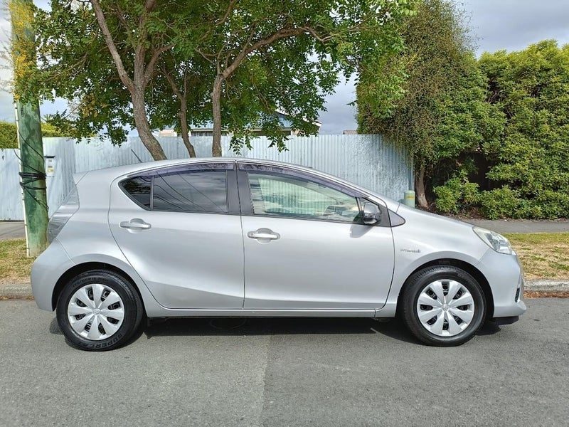 2012 Toyota Aqua G, photo 2