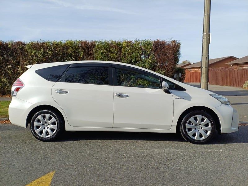 2015 Toyota Prius ALPHA S, photo 2