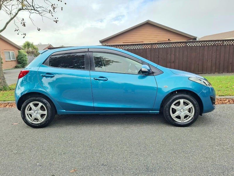 2011 Mazda Demio 13S, photo 2