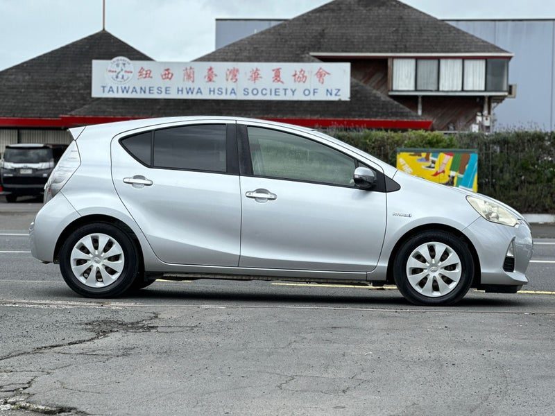2013 Toyota Aqua S | Push Button Start, photo 3