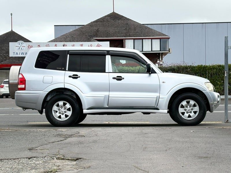 2005 Mitsubishi Pajero, photo 3