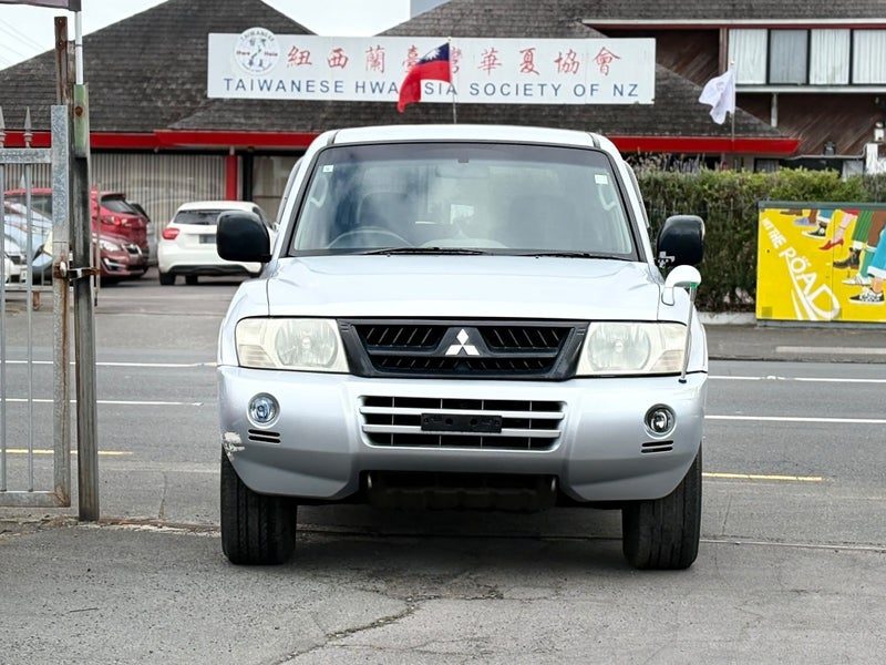 2005 Mitsubishi Pajero, photo 2