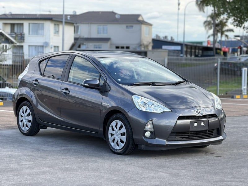 2013 Toyota Aqua, main photo