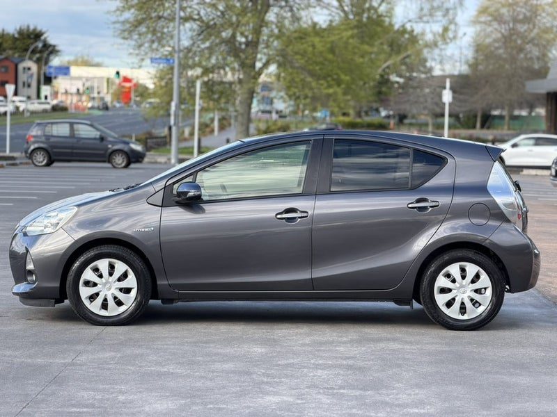 2013 Toyota Aqua, photo 3