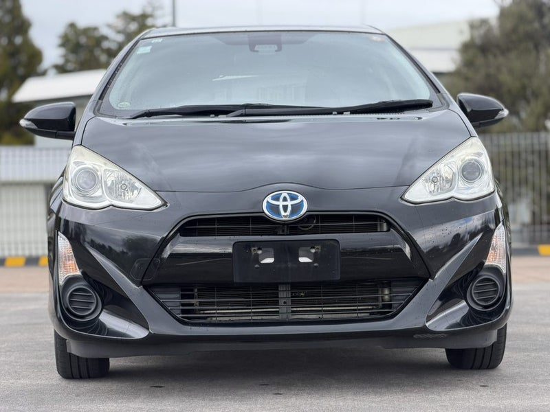 2015 Toyota Aqua Hybrid, photo 2